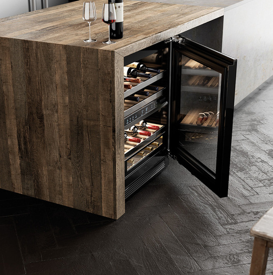 Podblatowa winiarka do zabudowy Signature Kitchen Suite SKSUW2401G