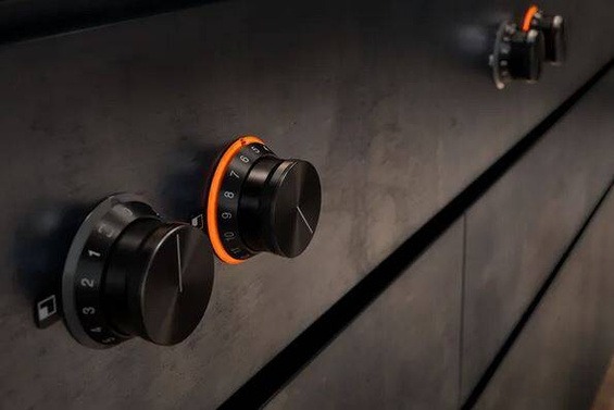 Płyta teppan yaki Vario Gaggenau VP414115 CKP420000 stalowa rama czarne pokrętła