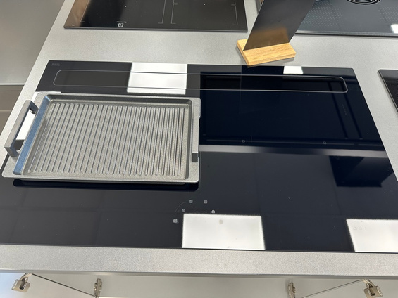 Okap blatowy typu downdraft zintegrowany z płytą indukcyjną Novy Panorama Pro 90 1821 z ekspozycji