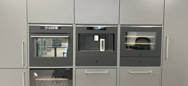 Zestaw z ekspozycji Electrolux czarny mat: piekarnik KOCAP31WT + ekspres KBC85T + szuflada do podgrzewania KBD4T + szuflada próżniowa KBV4T  + winiarka KBW5T