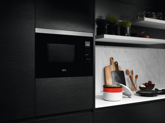 Kuchenka mikrofalowa AEG MBE2658DEM do wyczerpania zapasów