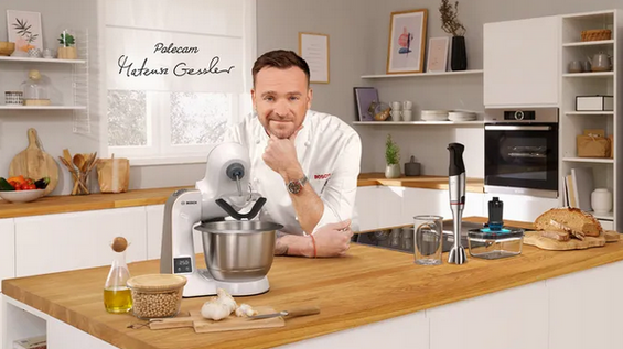 Kompaktowy piekarnik do zabudowy z parowarem Bosch CSG7584B1 czarny